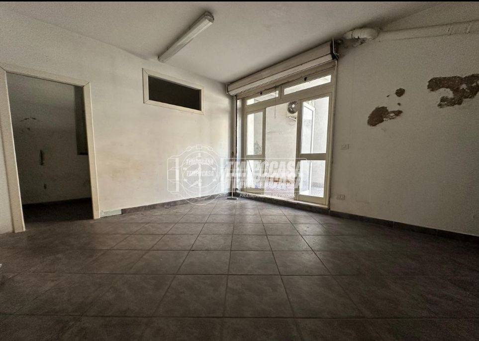 locale commerciale in vendita a Roma in zona Prenestino-Centocelle