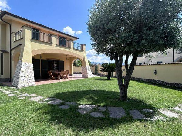 casa indipendente in vendita a Roma in zona Borghesiana