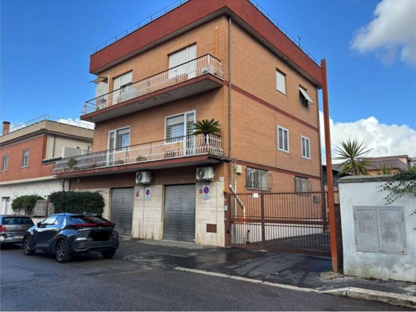 locale di sgombero in vendita a Roma in zona Romanina