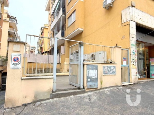 locale commerciale in vendita a Roma in zona Appio Latino