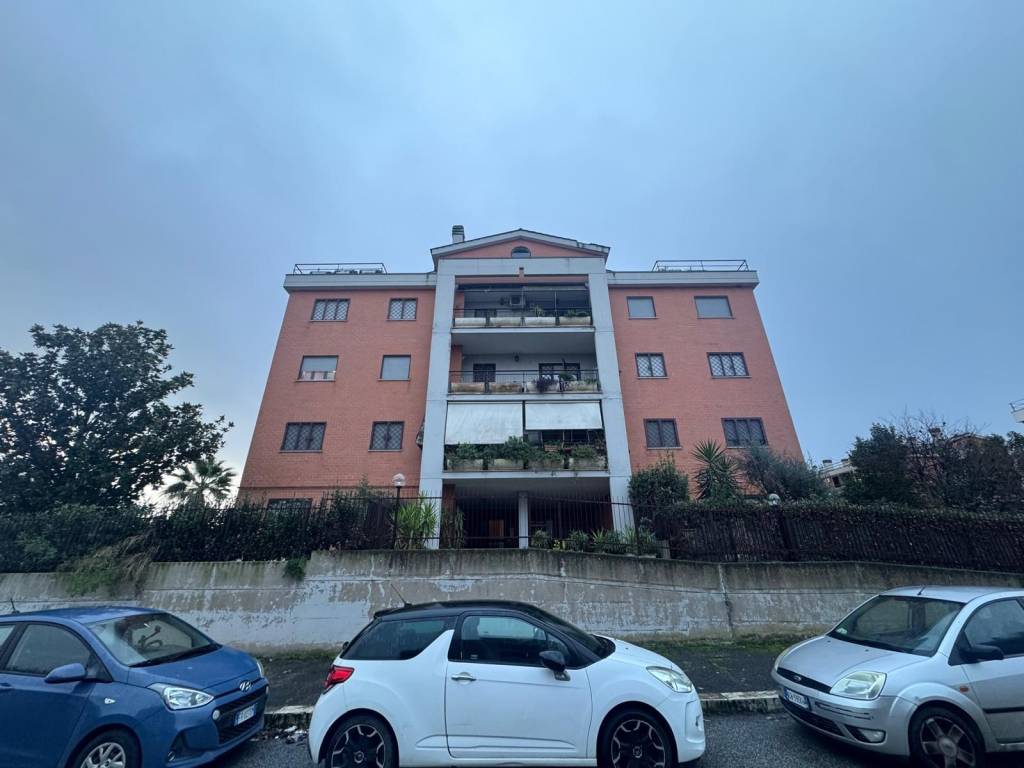 appartamento in vendita a Roma in zona Castelverde