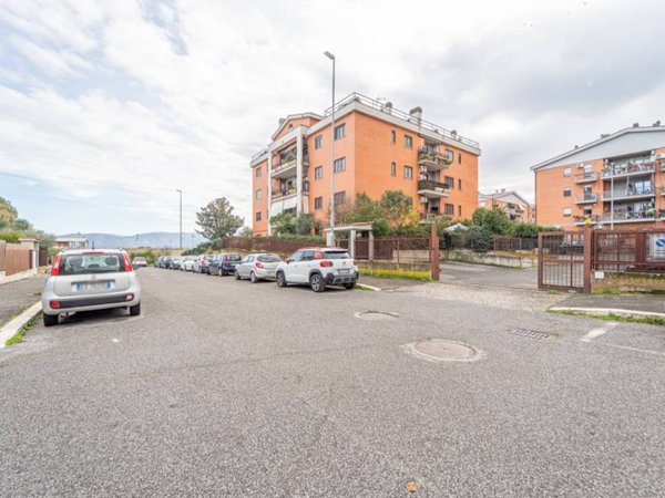 appartamento in vendita a Roma in zona Castelverde