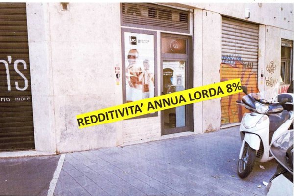 negozio in vendita a Roma in zona Tuscolano