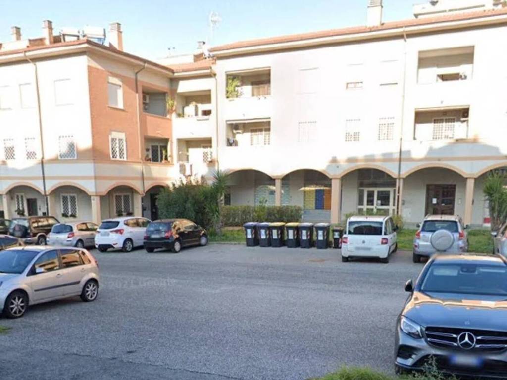 negozio in vendita a Roma in zona Finocchio