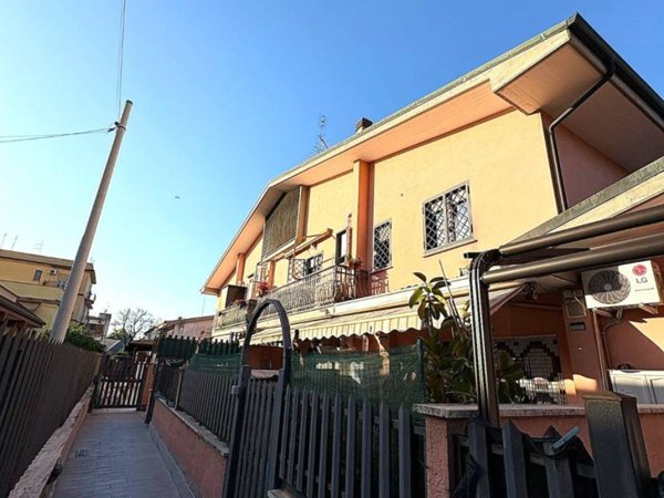 appartamento in vendita a Roma in zona Torre Angela