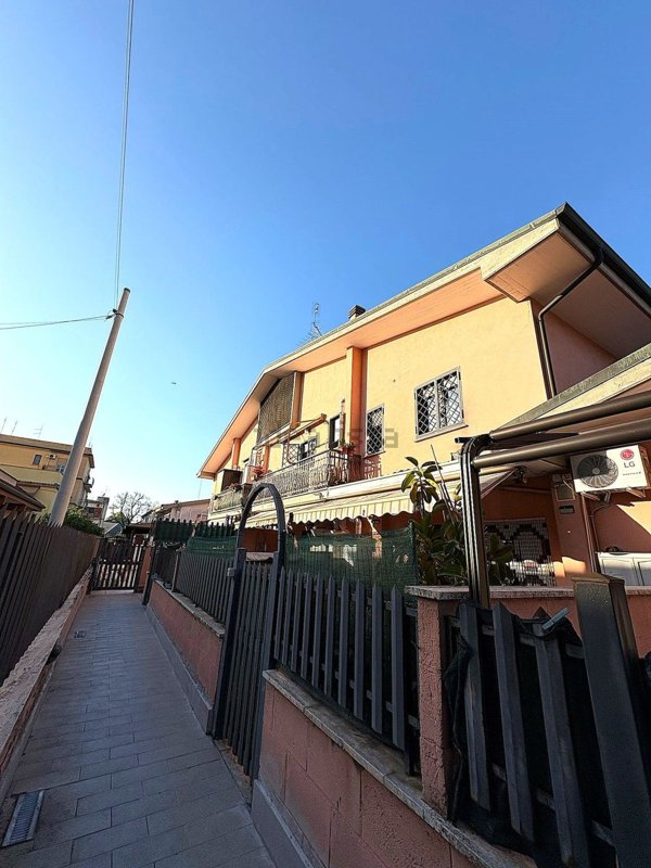appartamento in vendita a Roma in zona Torre Angela