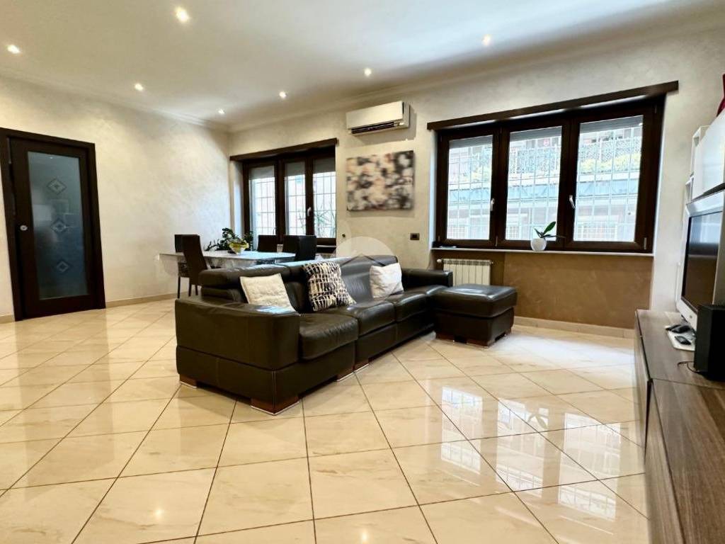 appartamento in vendita a Roma in zona Ardeatino