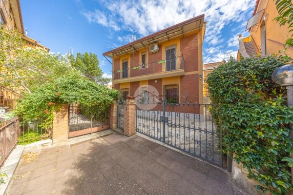 appartamento in vendita a Roma in zona Appio Pignatelli