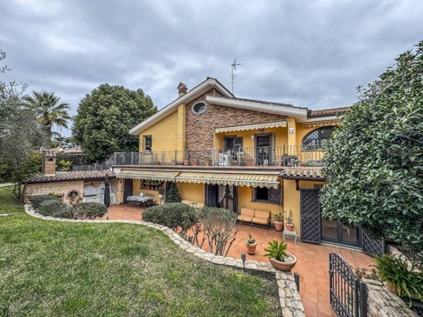 casa indipendente in vendita a Roma