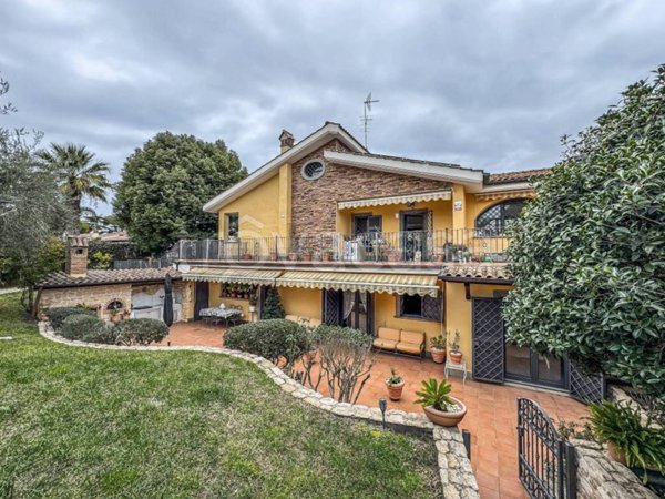 casa indipendente in vendita a Roma