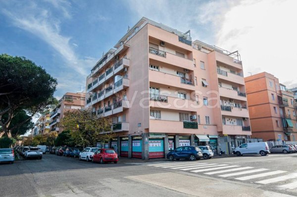 negozio in vendita a Roma in zona Ostia