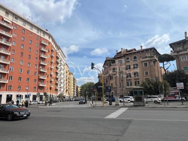 negozio in vendita a Roma in zona Appio Latino