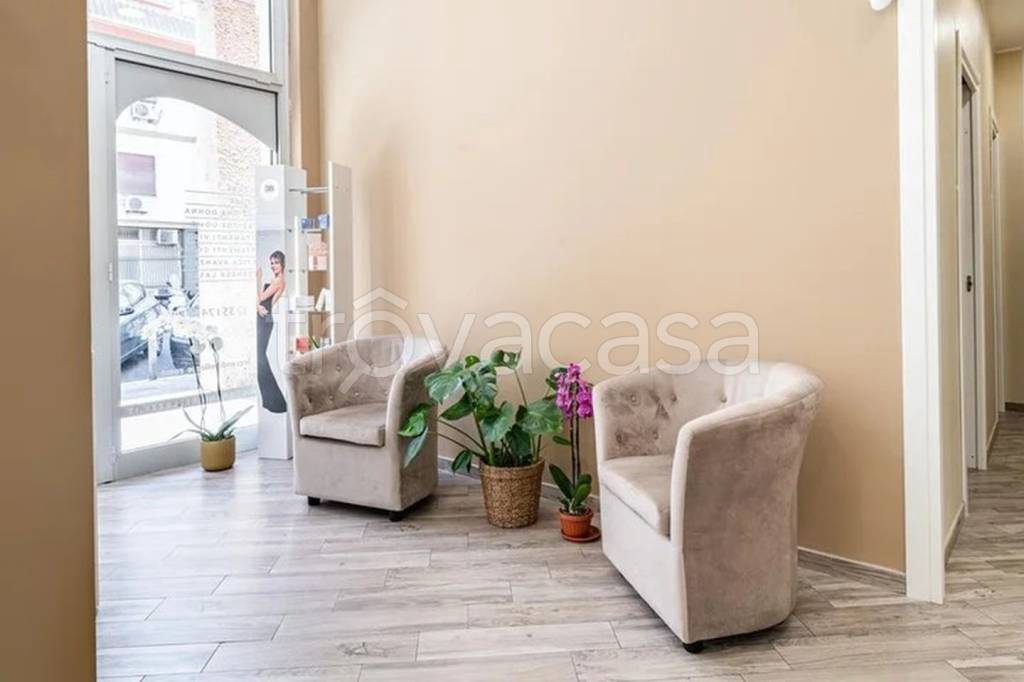 negozio in vendita a Roma in zona Cinecittà