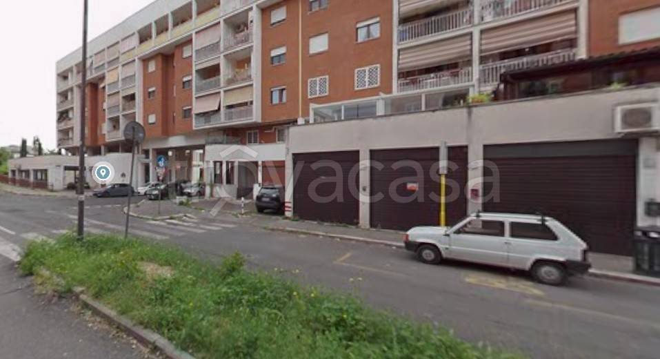 negozio in vendita a Roma in zona San Basilio