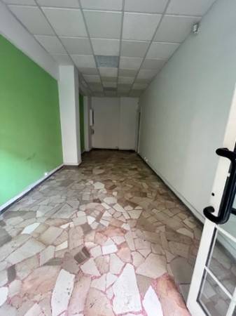 locale commerciale in vendita a Roma in zona Tomba di Nerone