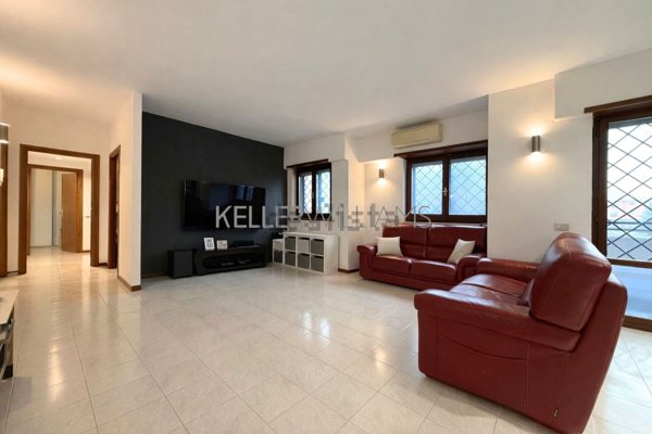 appartamento in vendita a Roma in zona Axa