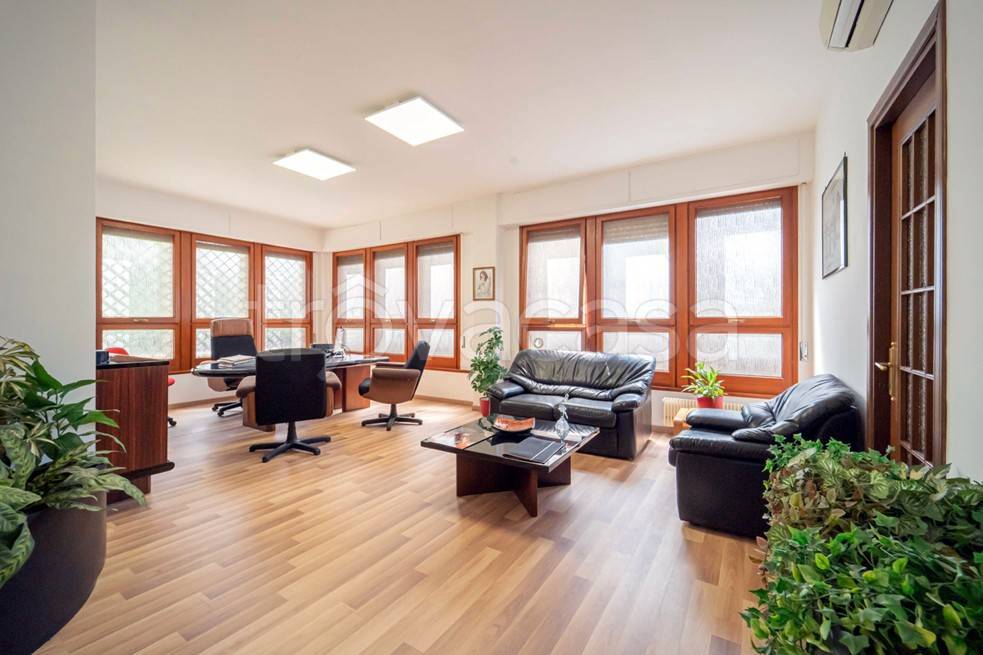 ufficio in vendita a Roma in zona Mostacciano