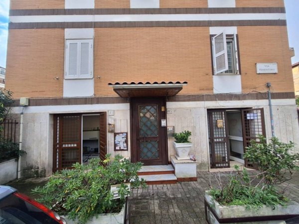 negozio in vendita a Roma in zona Prenestino-Centocelle