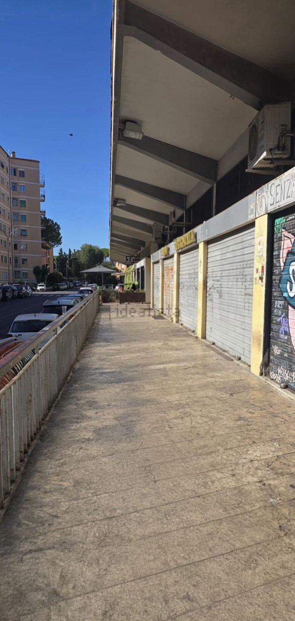 locale commerciale in vendita a Roma in zona Ostiense