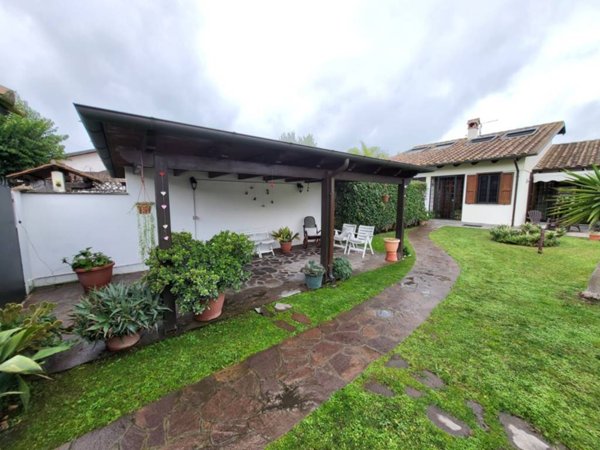 casa indipendente in vendita a Roma in zona Infernetto