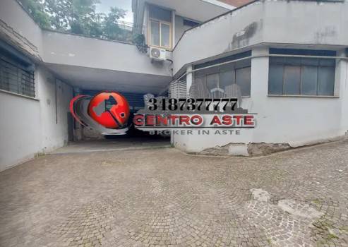 locale commerciale in vendita a Roma in zona Appio Pignatelli