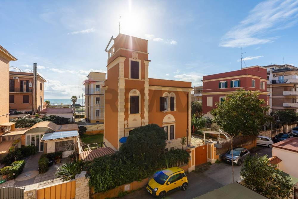 appartamento in vendita a Roma in zona Ostia