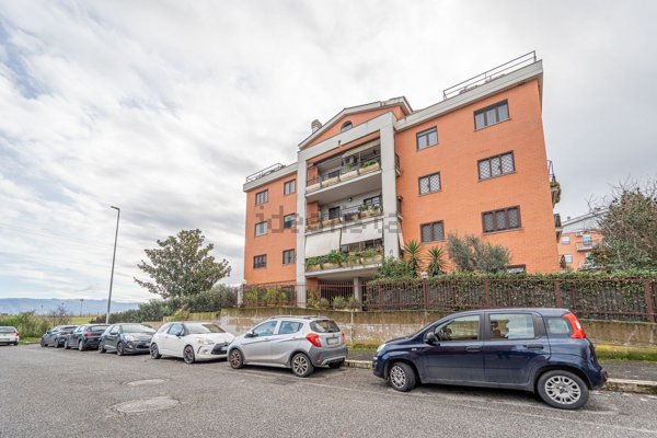 appartamento in vendita a Roma in zona Castelverde