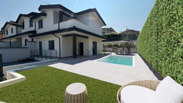 casa indipendente in vendita a Roma in zona Valle Santa