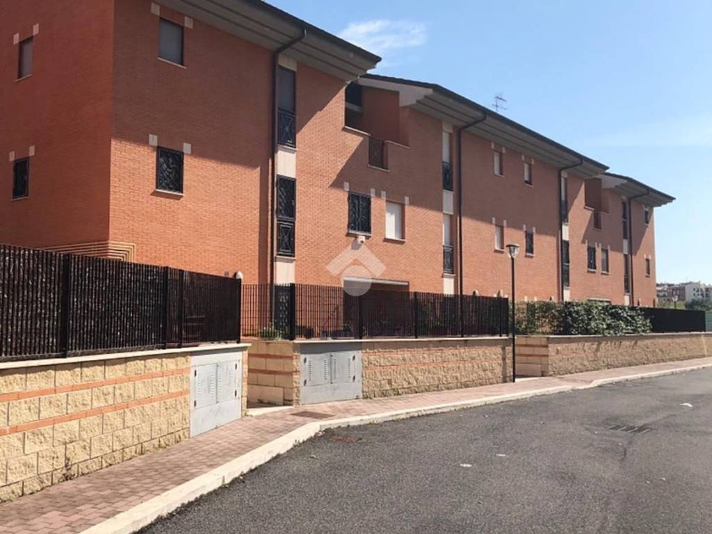 appartamento in vendita a Roma in zona Torre Angela