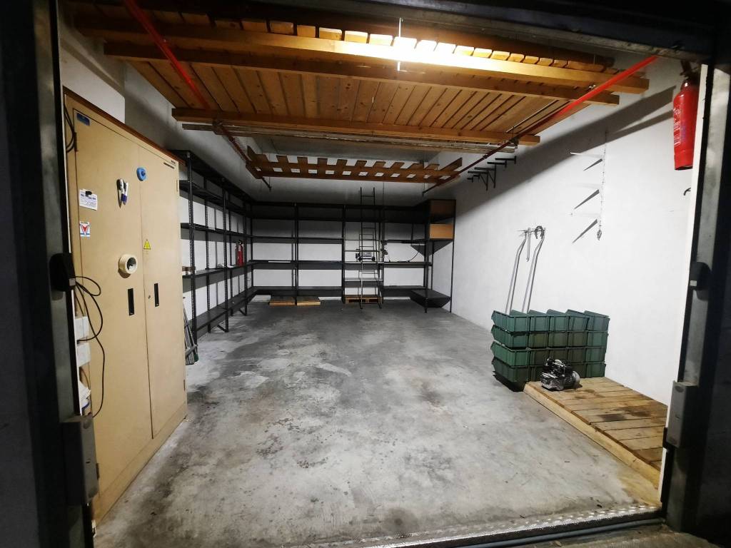 locale di sgombero in vendita a Roma in zona Torre Angela