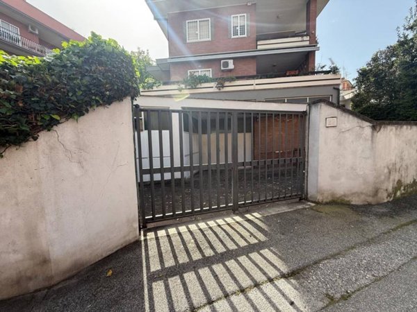 negozio in vendita a Roma in zona Torre Maura
