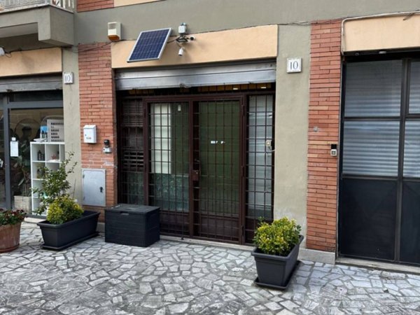 negozio in vendita a Roma in zona Tomba di Nerone