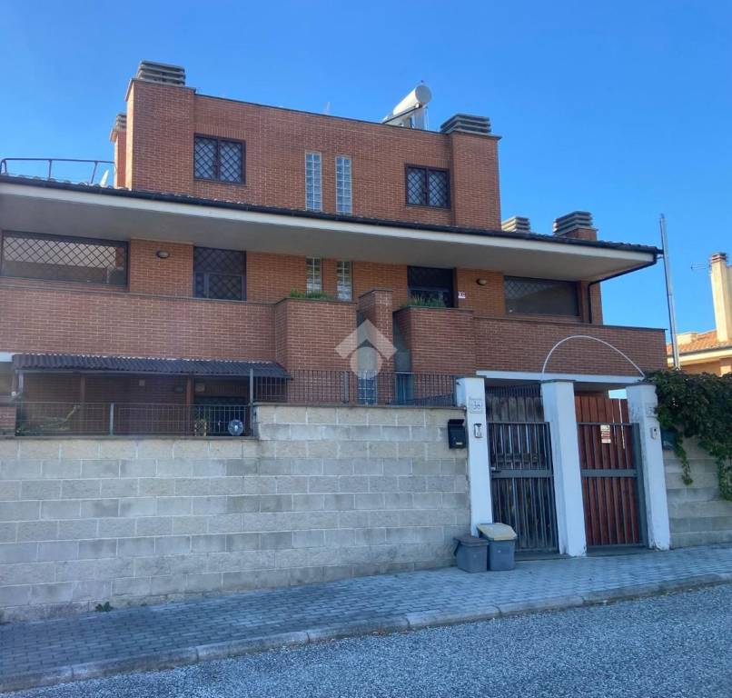 casa indipendente in vendita a Roma in zona Ponte di Nona