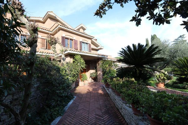 casa indipendente in vendita a Roma in zona Cinquina