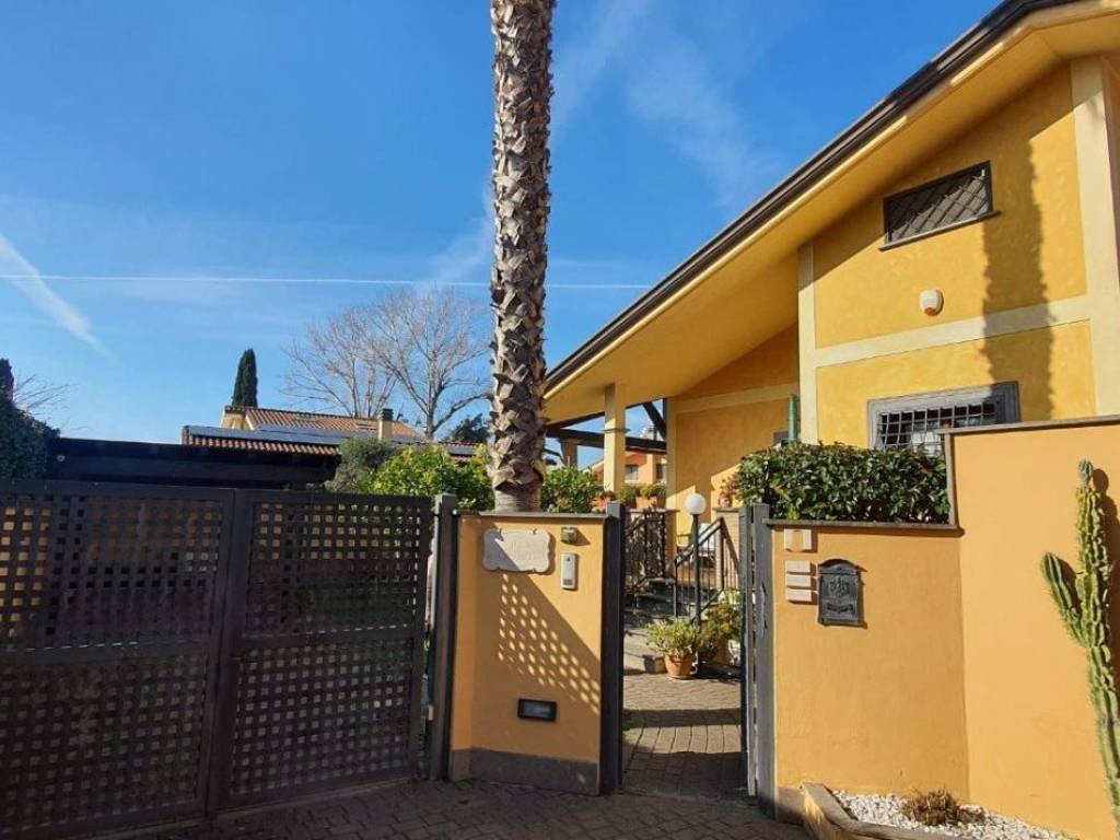 casa indipendente in vendita a Roma in zona Infernetto