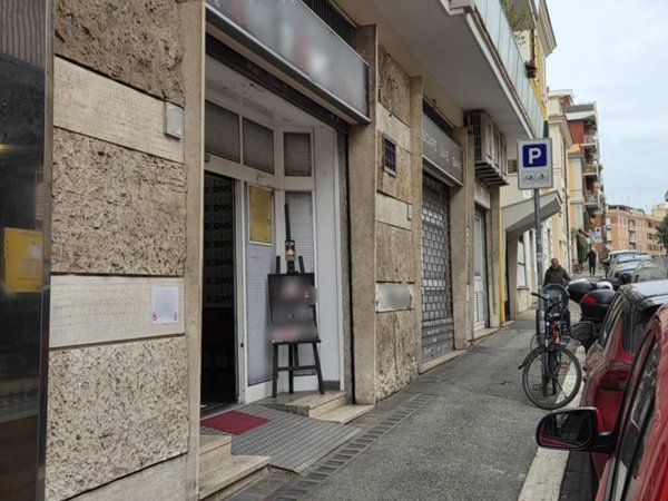 locale commerciale in vendita a Roma in zona Appio Latino