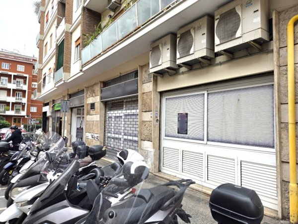 locale commerciale in vendita a Roma in zona Appio Latino
