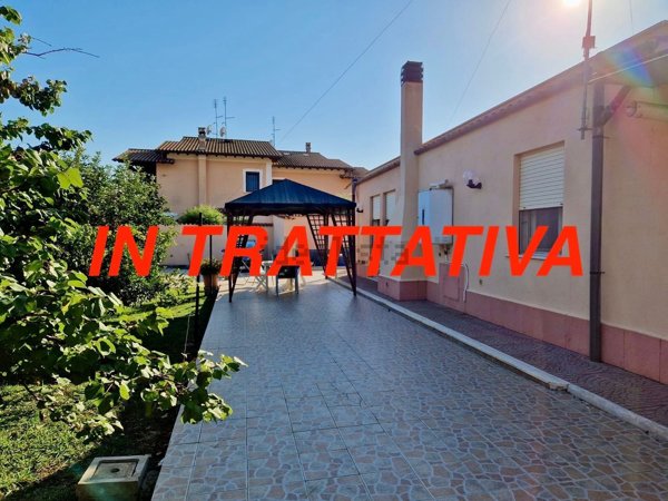 casa indipendente in vendita a Roma in zona Ostia Antica