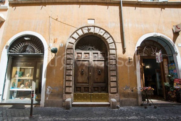 appartamento in vendita a Roma in zona Trevi-Colonna