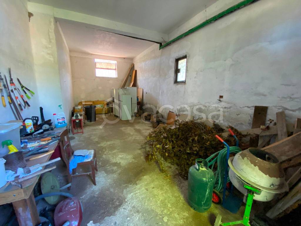 locale commerciale in vendita a Roma in zona Casalotti