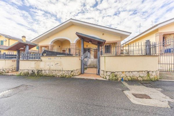 casa indipendente in vendita a Roma in zona Castelverde