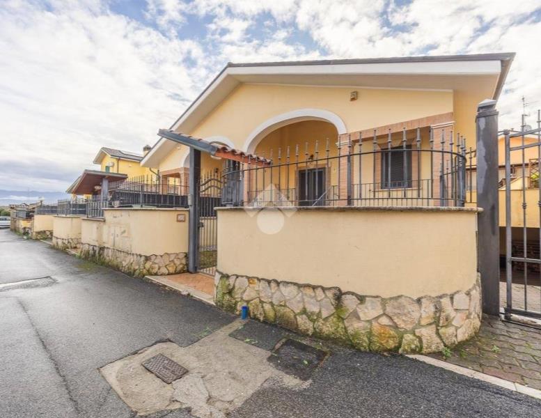 casa indipendente in vendita a Roma in zona Castelverde