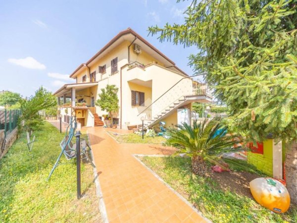 casa indipendente in vendita a Roma in zona Lunghezza