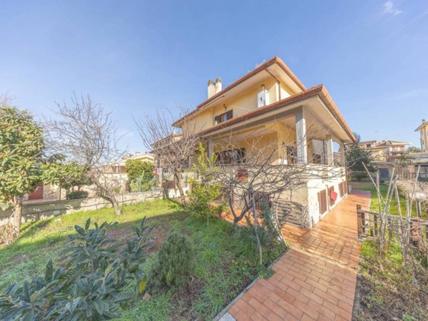 casa indipendente in vendita a Roma in zona Castelverde