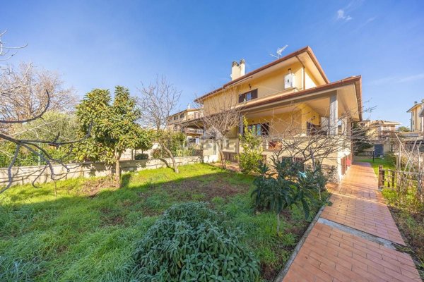 appartamento in vendita a Roma in zona Lunghezza