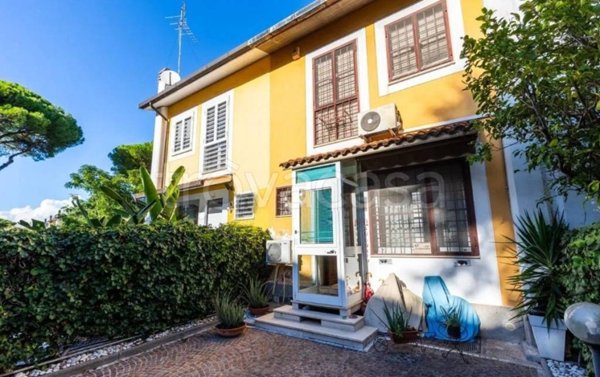 casa indipendente in vendita a Roma in zona Casal Palocco