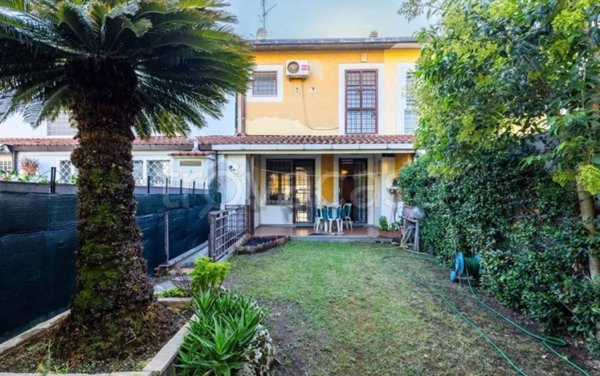 casa indipendente in vendita a Roma in zona Casal Palocco