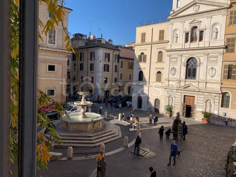 appartamento in vendita a Roma in zona Rione Monti/Campitelli