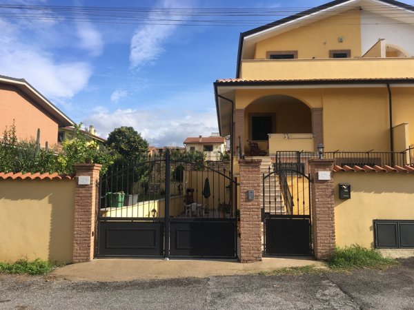 casa indipendente in vendita a Roma in zona Giardini di Corcolle