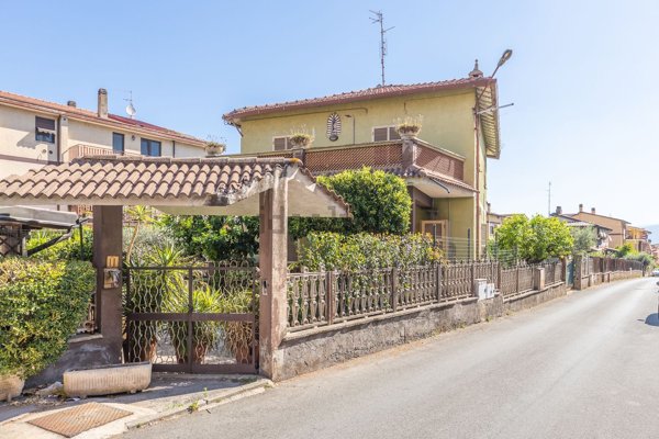 casa indipendente in vendita a Roma in zona Castelverde